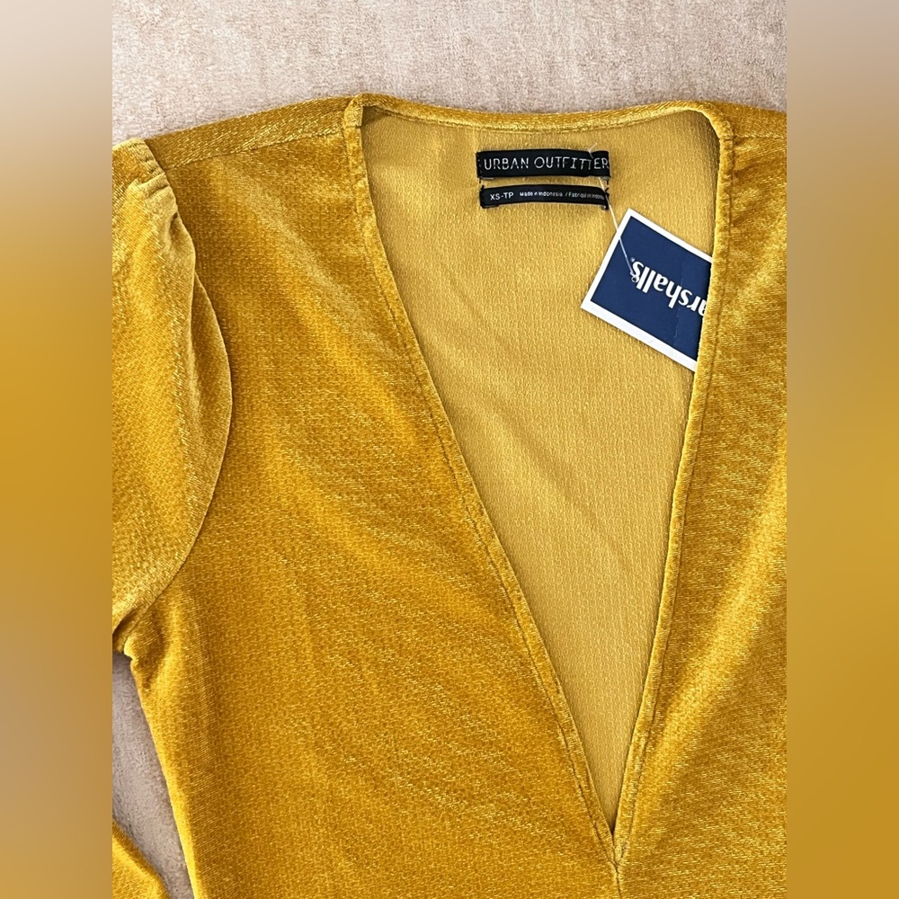 Urban Outfitters Royal Yellow Long Sleeve V-Neck Top Sz XS NWT - Picture 2 of 6